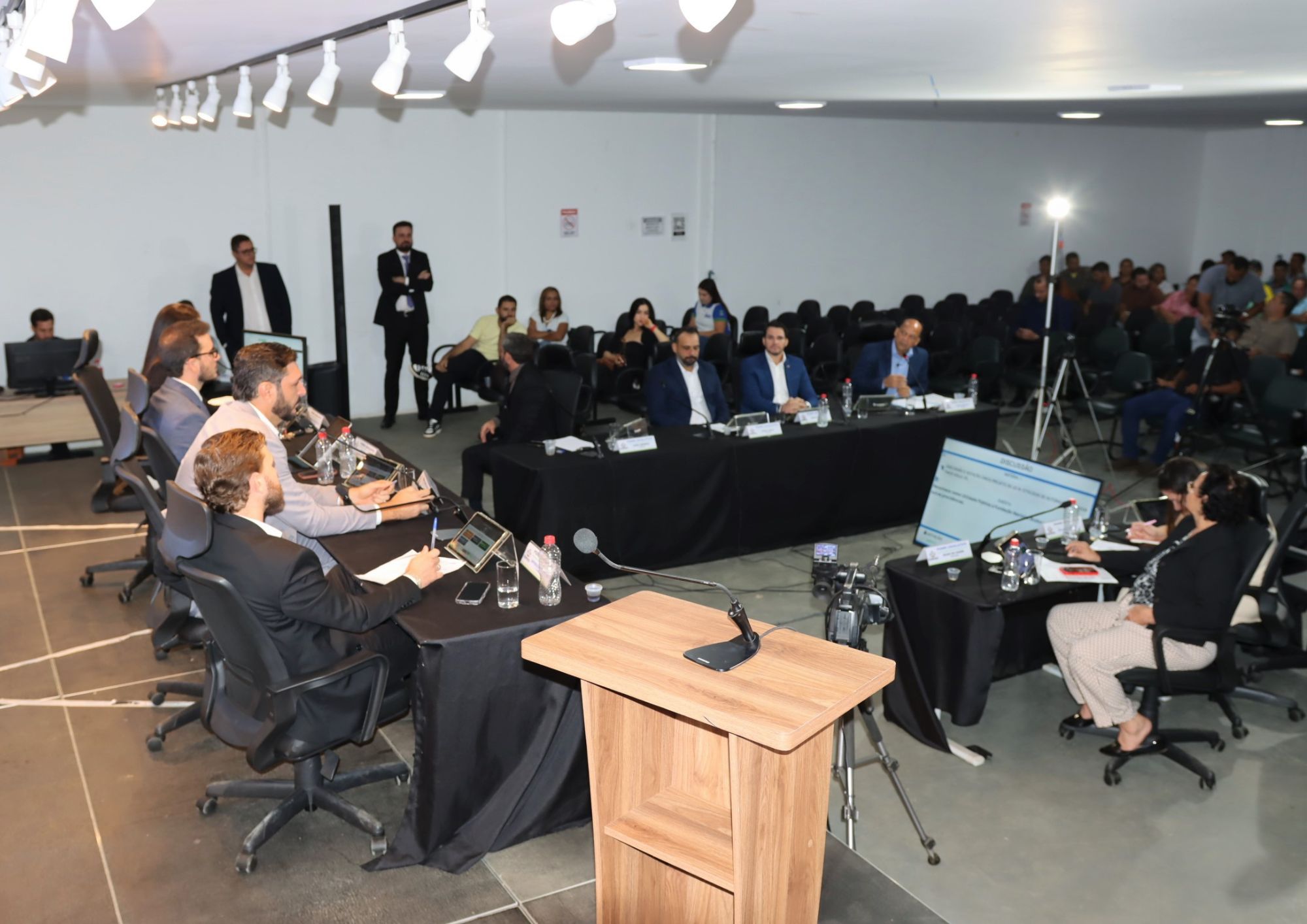 Câmara aprova reajuste do piso salarial para profissionais da educação municipal