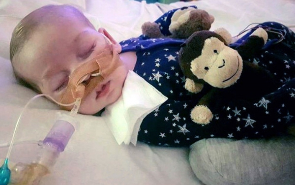 Hospital britânico reavaliará caso de bebê doente após intervenções de Trump e papa