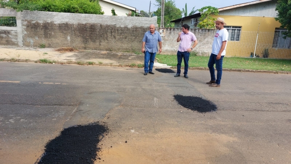 Vereadores fiscalizam manutenção do asfalto no Setor 03
